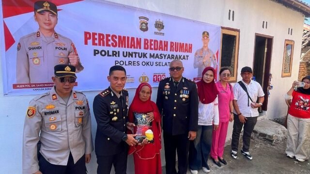 Kapolres OKU Selatan AKBP I Made Redi Hartana meresmikan program bedah rumah dan menyalurkan bansos dalam rangka HUT ke-81 RI.