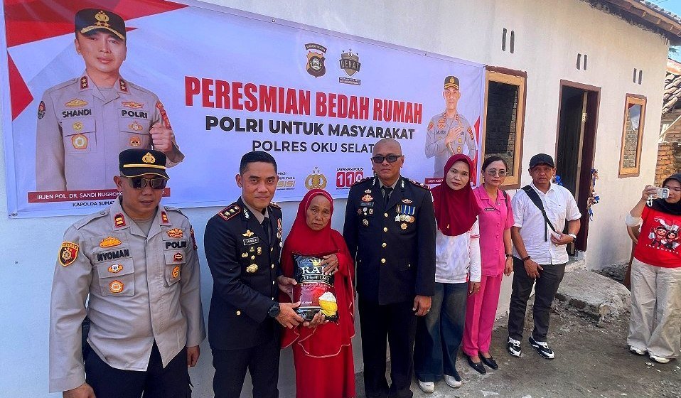 Kapolres OKU Selatan AKBP I Made Redi Hartana meresmikan program bedah rumah dan menyalurkan bansos dalam rangka HUT ke-81 RI.