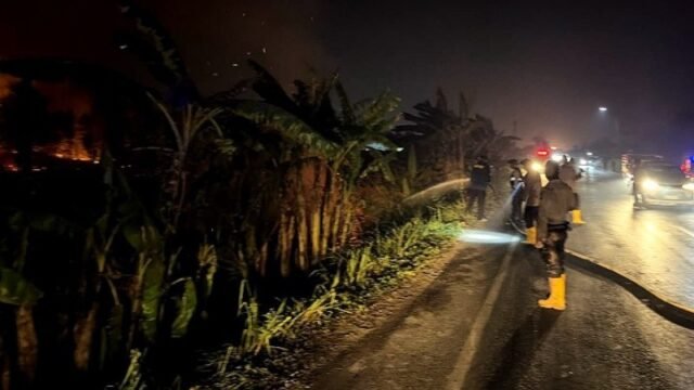 Personel Polda Sumsel berjibaku padamkan karhutla dekat Bypass Indralaya
