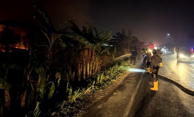 Personel Polda Sumsel berjibaku padamkan karhutla dekat Bypass Indralaya