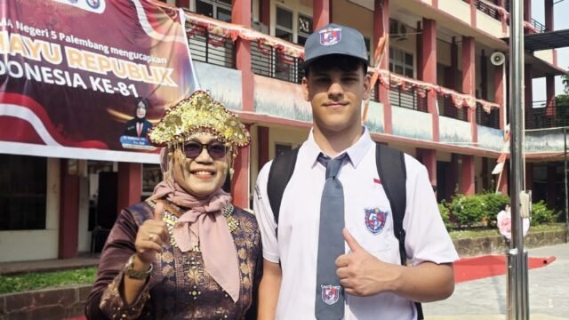 Pelajar Italia dan Jepang dalam program pertukaran pelajar internasional di Palembang, berinteraksi dengan siswa lokal di lingkungan sekolah.