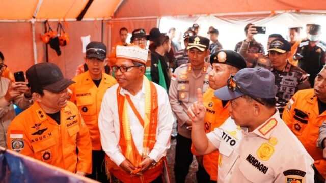 Mendagri Tito Karnavian meninjau lokasi terdampak dan berdialog dengan warga untuk percepatan pendataan dampak gempa di Manggarai Timur NTT.