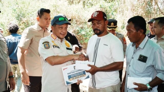 Mendagri Tito Karnavian menyerahkan tali asih kepada ahli waris korban gempa NTT di Manggarai Timur