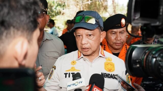 Mendagri Tito Karnavian meninjau lokasi dan berdialog dengan warga terdampak gempa di Manggarai Timur, NTT, dalam rangka penanganan korban gempa NTT.