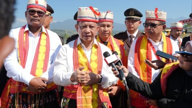 Mendagri Tito Karnavian meninjau lokasi terdampak gempa untuk memastikan pemulihan pascagempa NTT berbasis data.