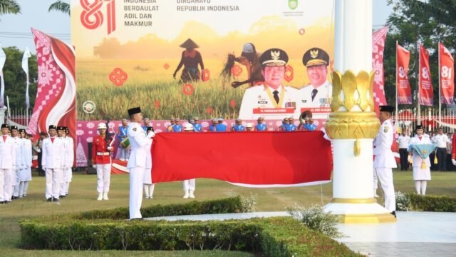 Kasrem 044/Gapo Kolonel Inf Andi Gus Wulandri saat mengikuti Upacara Penurunan Bendera Merah Putih HUT RI ke-81 di Palembang.