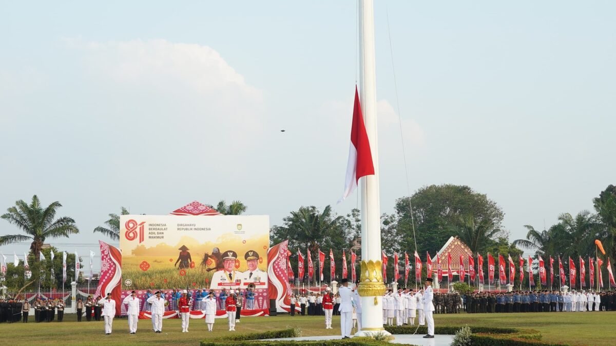 Kasdam II/Sriwijaya Brigjen TNI Iwan Ma’ruf Zainudin saat menghadiri upacara penurunan bendera HUT ke-81 Kemerdekaan RI di Griya Agung Palembang.