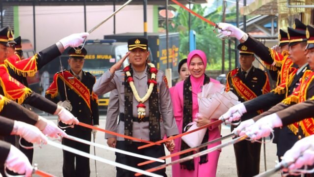 Tradisi pedang pora pelepasan AKBP Ruri Prastowo di Polres Muba penuh haru