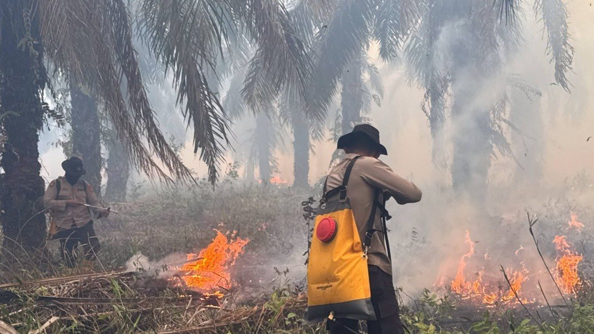 Personel Polda Sumsel padamkan titik api karhutla di sekitar PT PAR OKI