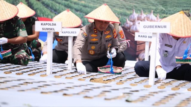 Kapolda Sumsel Irjen Sandi Nugroho memimpin penanaman bawang putih serentak, mendukung program swasembada bawang putih nasional.