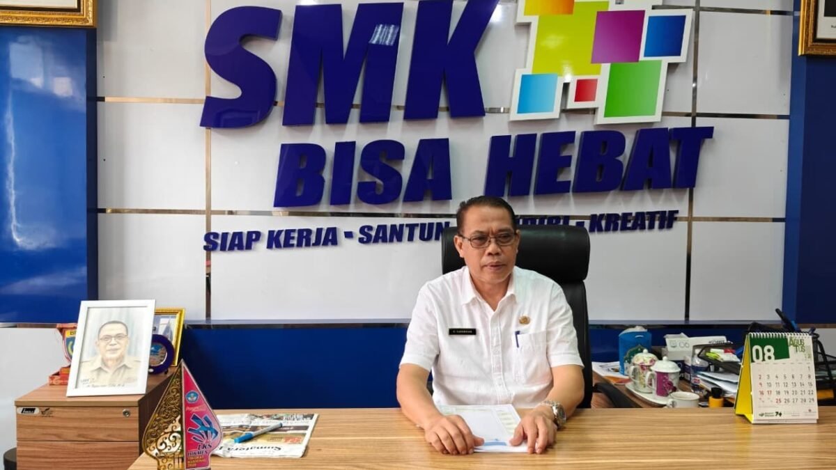 Kepala SMKN 2 Palembang H. Suparman menyerahkan kasus penyerangan siswa kepada polisi