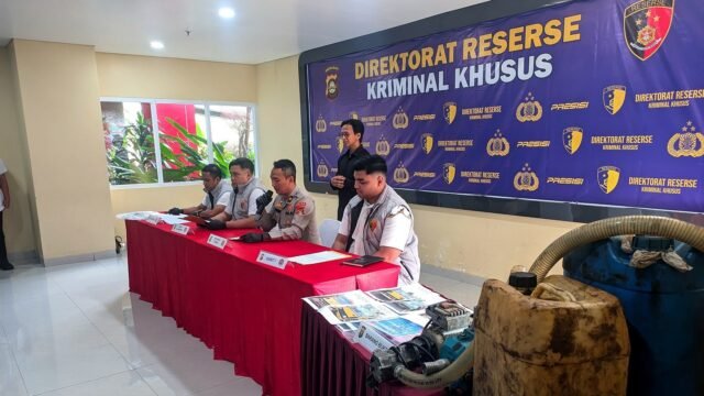Petugas Polda Sumsel amankan barang bukti penimbunan solar subsidi di Palembang