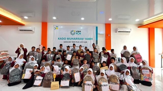Anak-anak yatim peserta Kado Muharram YBM PLN UID S2JB di Palembang mengikuti kegiatan edukatif