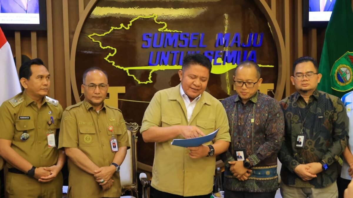 General Manager PLN UID S2JB Diksi Erfani Umar dan Gubernur Sumsel Herman Deru membahas percepatan program listrik desa Sumsel.