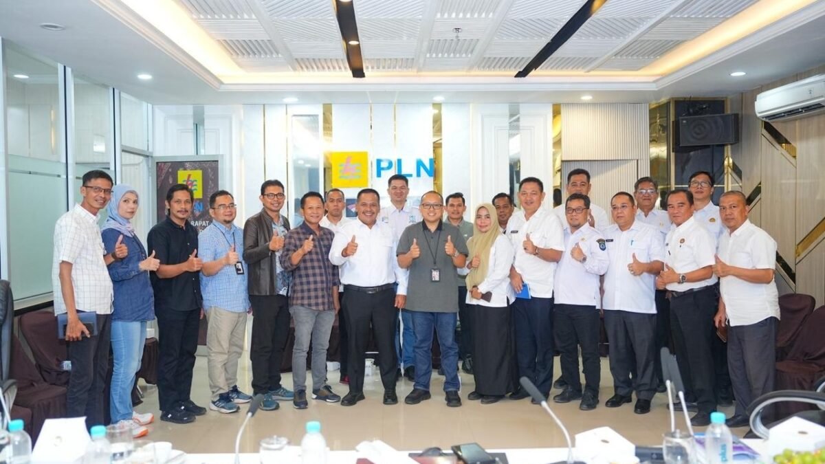 Pertemuan kolaborasi Kementerian Kehutanan, Pemprov Sumsel, dan PLN untuk percepatan listrik desa di kawasan hutan.