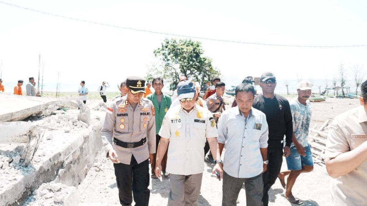 Mendagri Tito Karnavian meninjau lokasi terdampak gempa di NTT dan mendorong percepatan pendataan sekolah dan rumah ibadah yang rusak.