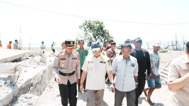 Mendagri Tito Karnavian meninjau lokasi terdampak gempa di NTT dan mendorong percepatan pendataan sekolah dan rumah ibadah yang rusak.