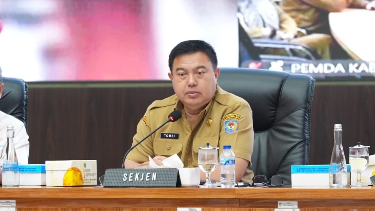 Sekjen Kemendagri Tomsi Tohir saat memimpin rapat koordinasi terkait kenaikan harga beras dan pengendalian inflasi daerah.