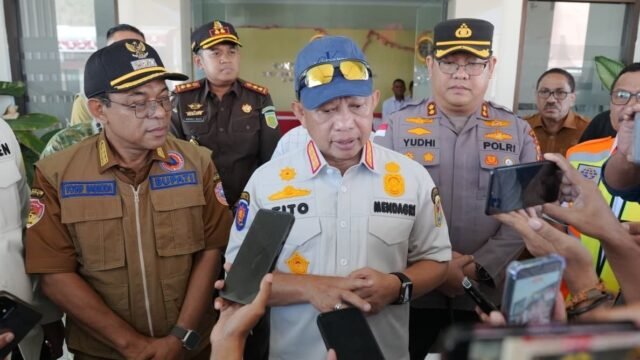 Mendagri Tito Karnavian meninjau lokasi terdampak gempa di Ende, NTT