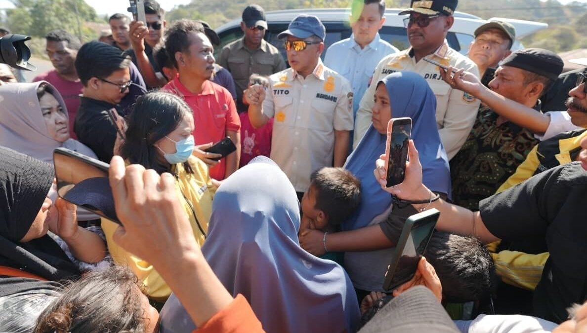 Mendagri Tito Karnavian berdialog dengan warga Nagekeo NTT yang terdampak gempa.
