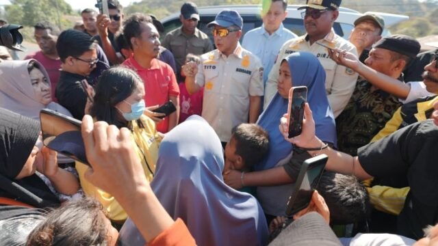Mendagri Tito Karnavian berdialog dengan warga Nagekeo NTT yang terdampak gempa.