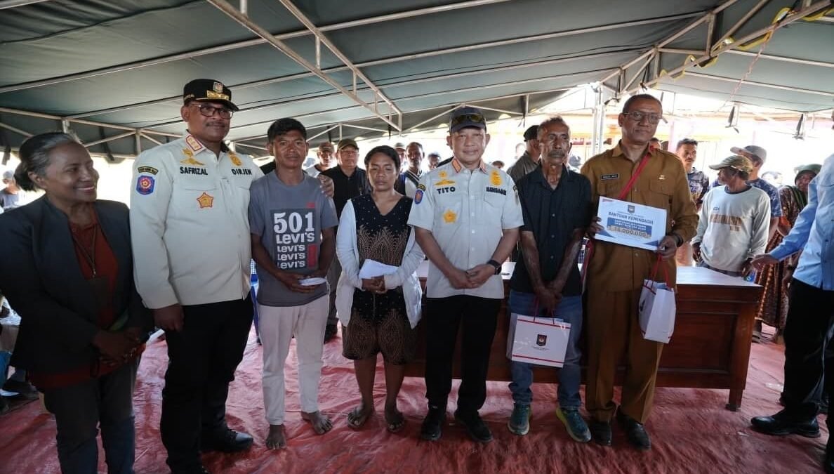 Mendagri Tito Karnavian menyerahkan bantuan duka kepada warga terdampak gempa di Desa Waekokak, Nagekeo.
