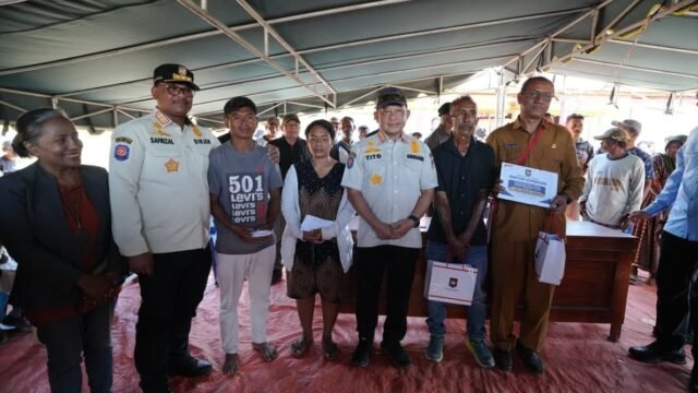 Mendagri Tito Karnavian menyerahkan bantuan duka kepada warga terdampak gempa di Desa Waekokak, Nagekeo.