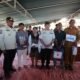 Mendagri Tito Karnavian menyerahkan bantuan duka kepada warga terdampak gempa di Desa Waekokak, Nagekeo.