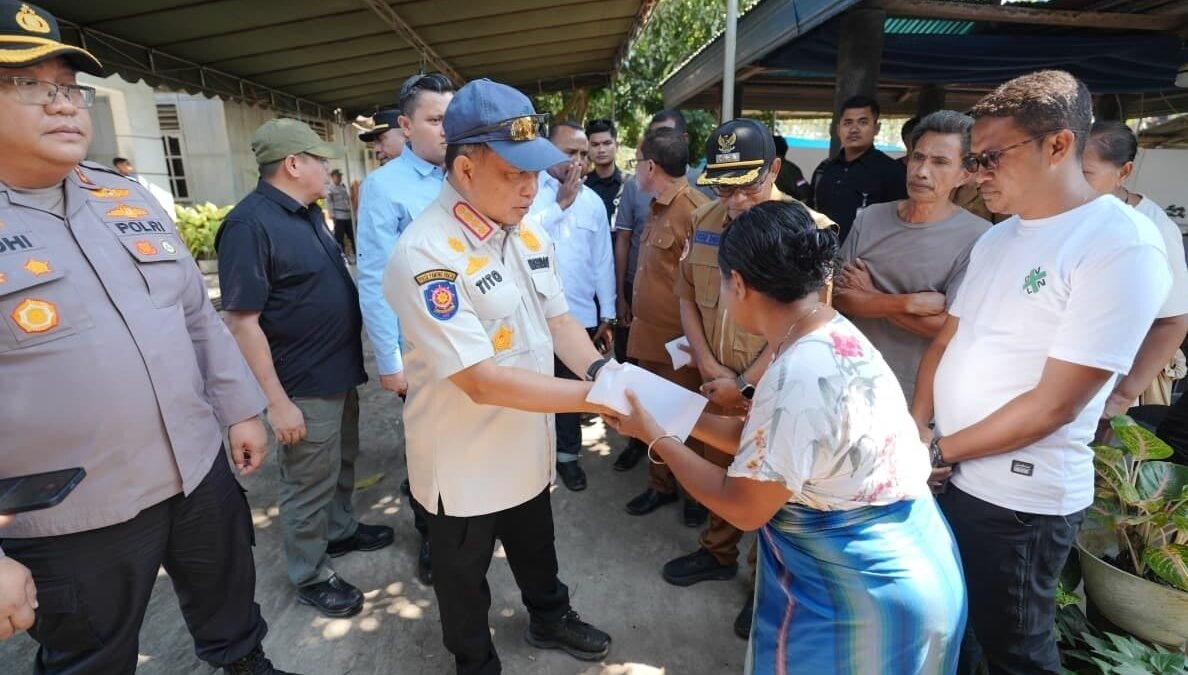 Mendagri Tito Karnavian menyerahkan santunan duka kepada keluarga korban gempa di Nangapanda, Ende, NTT.