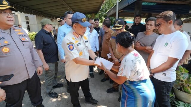 Mendagri Tito Karnavian menyerahkan santunan duka kepada keluarga korban gempa di Nangapanda, Ende, NTT.