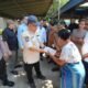 Mendagri Tito Karnavian menyerahkan santunan duka kepada keluarga korban gempa di Nangapanda, Ende, NTT.