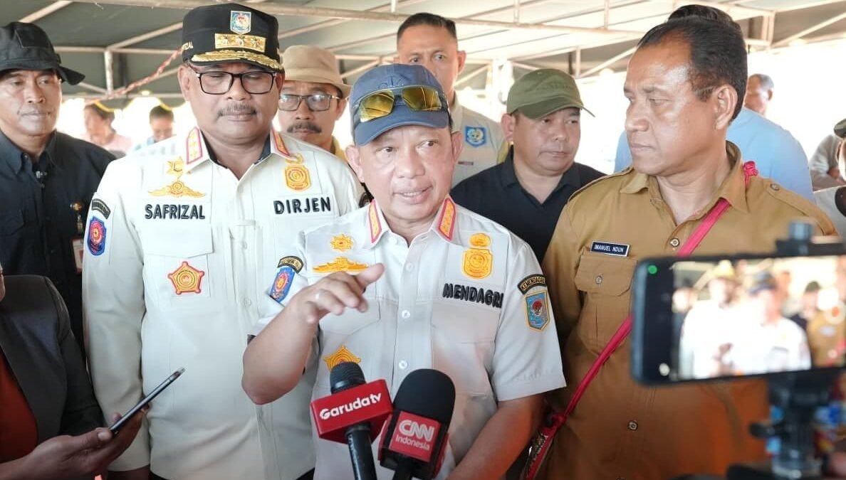 Mendagri Tito Karnavian meninjau posko pengungsian dan memastikan cetak ulang dokumen korban gempa NTT gratis.