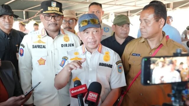 Mendagri Tito Karnavian meninjau posko pengungsian dan memastikan cetak ulang dokumen korban gempa NTT gratis.