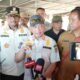 Mendagri Tito Karnavian meninjau posko pengungsian dan memastikan cetak ulang dokumen korban gempa NTT gratis.