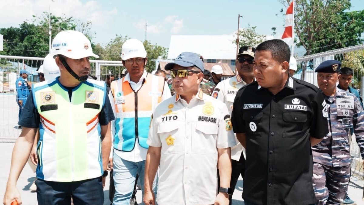 Mendagri Tito Karnavian meninjau langsung kondisi Pelabuhan Laurentius Say Maumere pascagempa bumi