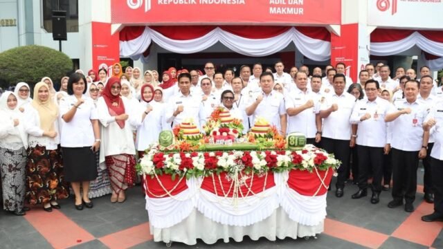 Wamendagri Ribka Haluk memimpin upacara HUT ke-81 Kemendagri di Jakarta