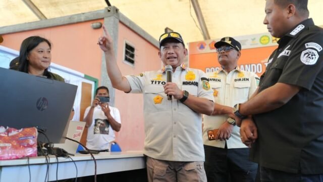 Mendagri Tito Karnavian mengapresiasi manajemen posko Pemda Sikka di Maumere pasca gempa