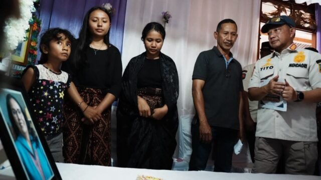 Mendagri Tito Karnavian menyerahkan tali asih kepada ahli waris korban gempa Maumere di Sikka, NTT.