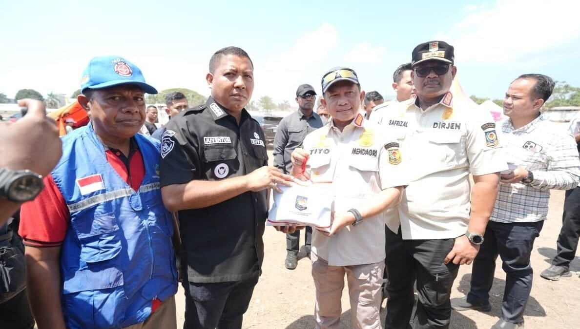 Mendagri Tito Karnavian menyerahkan bantuan untuk warga terdampak gempa di Pulau Palue, Sikka, NTT.