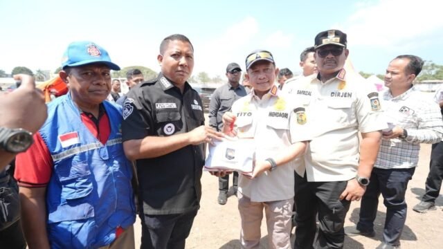 Mendagri Tito Karnavian menyerahkan bantuan untuk warga terdampak gempa di Pulau Palue, Sikka, NTT.