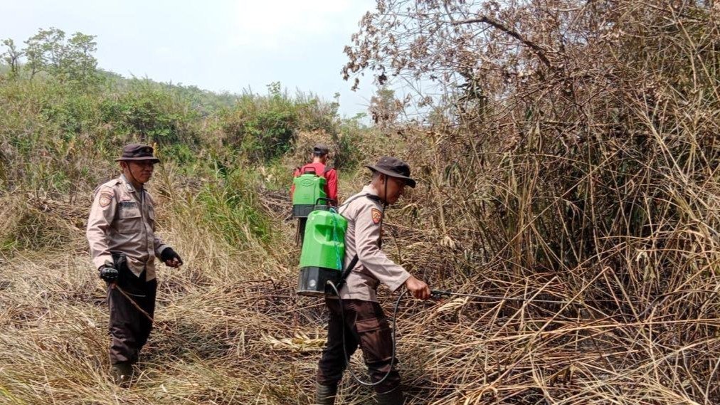 Personel gabungan Polres OKU Timur, TNI, dan BPBD melakukan patroli pencegahan Karhutla di wilayah rawan OKU Timur.
