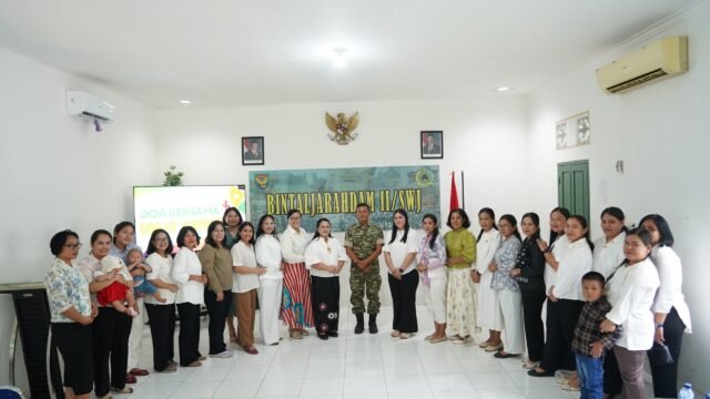 Anggota Persit Kartika Chandra Kirana PD II Sriwijaya berdoa bersama umat Kristiani di Bintaljarahdam II/Sriwijaya.