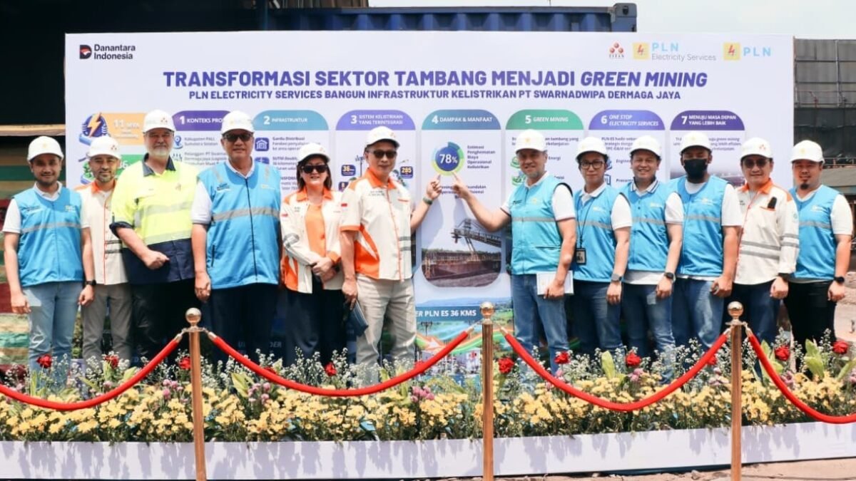 Petugas PLN melakukan penyambungan listrik 11 MVA untuk PT SDJ di PALI, mendukung transformasi energi industri.