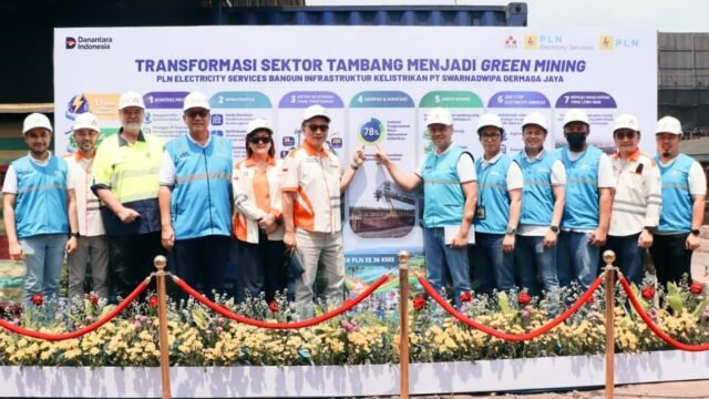 Petugas PLN melakukan penyambungan listrik 11 MVA untuk PT SDJ di PALI, mendukung transformasi energi industri.