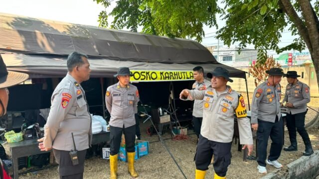 Personel Polda Sumsel saat pengecekan pos pantau untuk pengamanan Operasi Aman Nusa II di Ogan Ilir