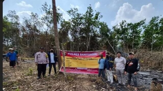 Petugas Polres Banyuasin mengamankan pria tersangka pembakar lahan 6 hektare