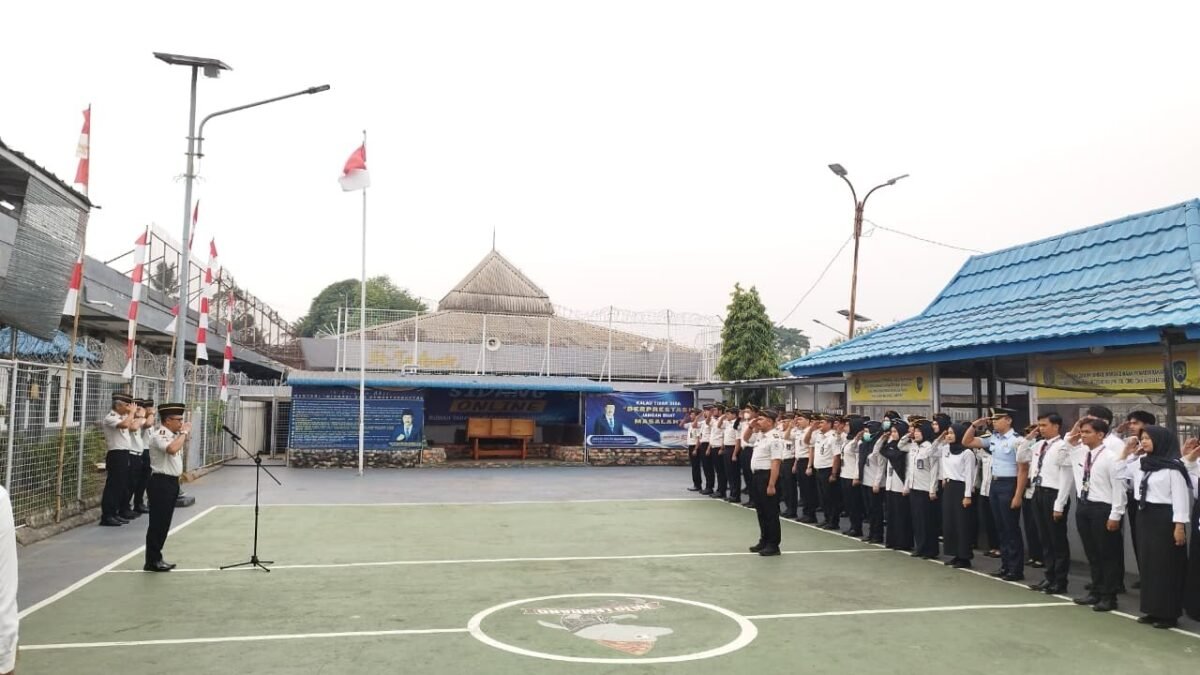 Kepala Rutan Kelas I Palembang Aris Supriyadi memimpin apel perdana