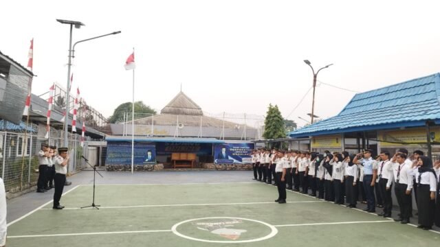 Kepala Rutan Kelas I Palembang Aris Supriyadi memimpin apel perdana