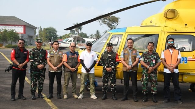 Danrem 044/Gapo Brigjen TNI Khabib Mahfud memantau Karhutla Sumsel dari helikopter BNPB.