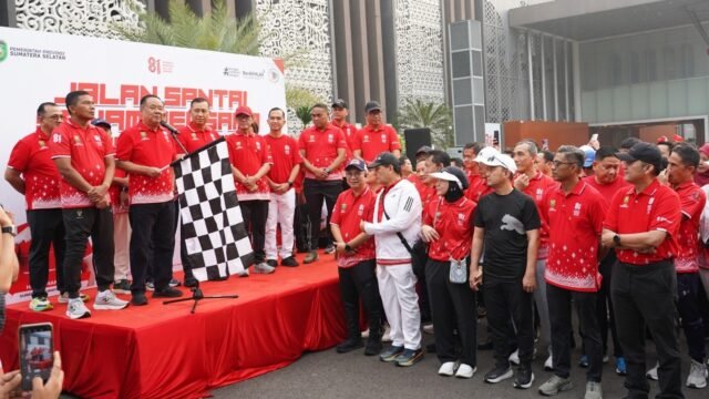 Kasrem 044/Gapo bersama peserta jalan santai dan senam di Pemprov Sumsel merayakan HUT RI
